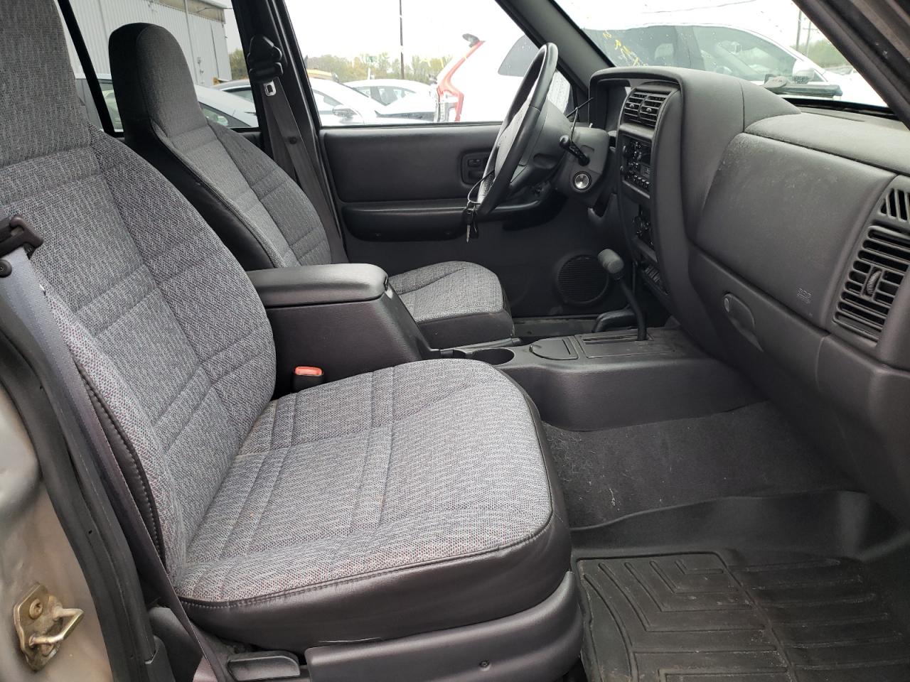 Photo 19 from auction – 2000 JEEP CHEROKEE S with VIN 1J4FF48S9YL174000