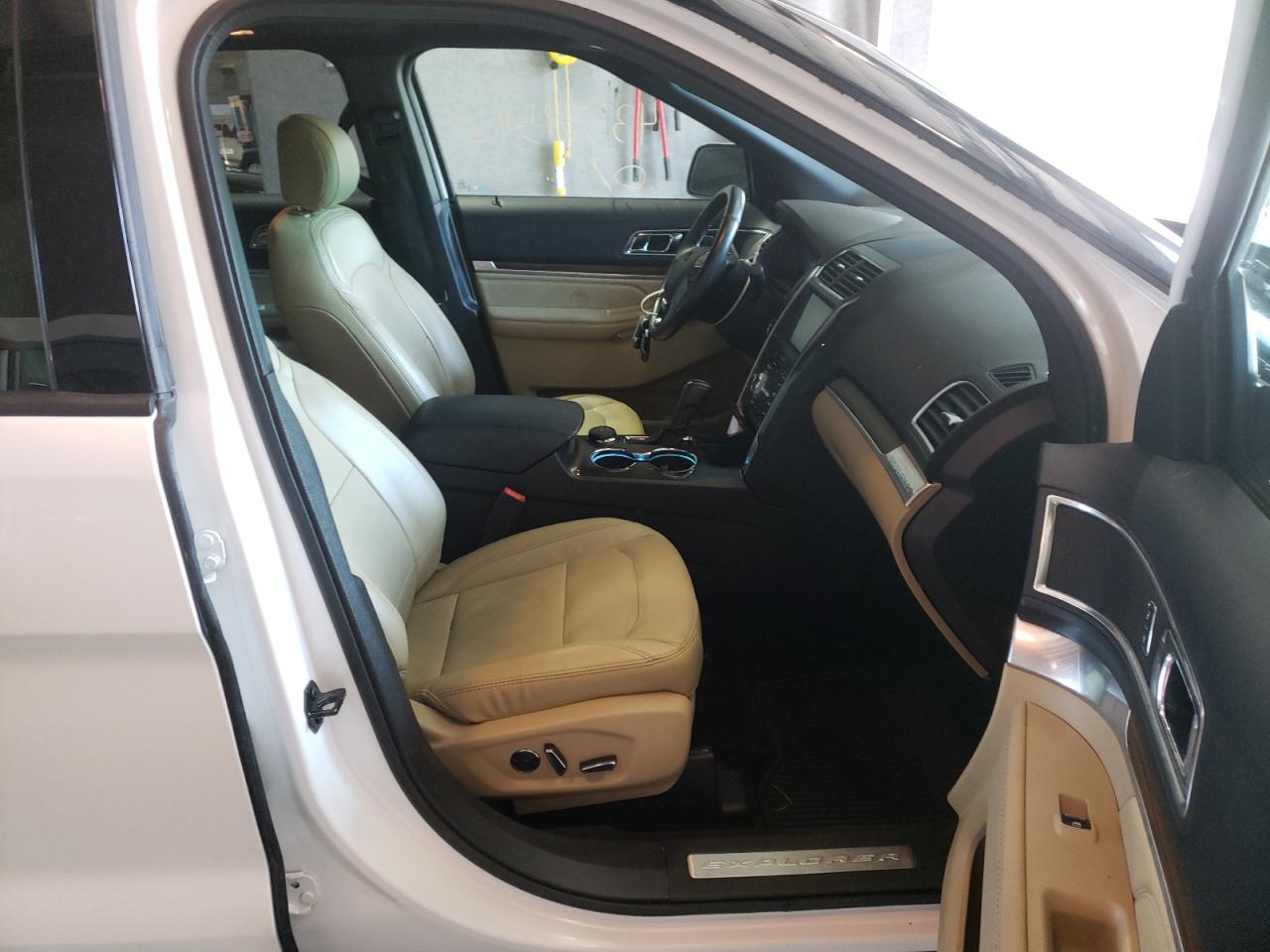 Photo 5 from auction – 2016 FORD EXPLORER L with VIN 1FM5K8F85GGB57175