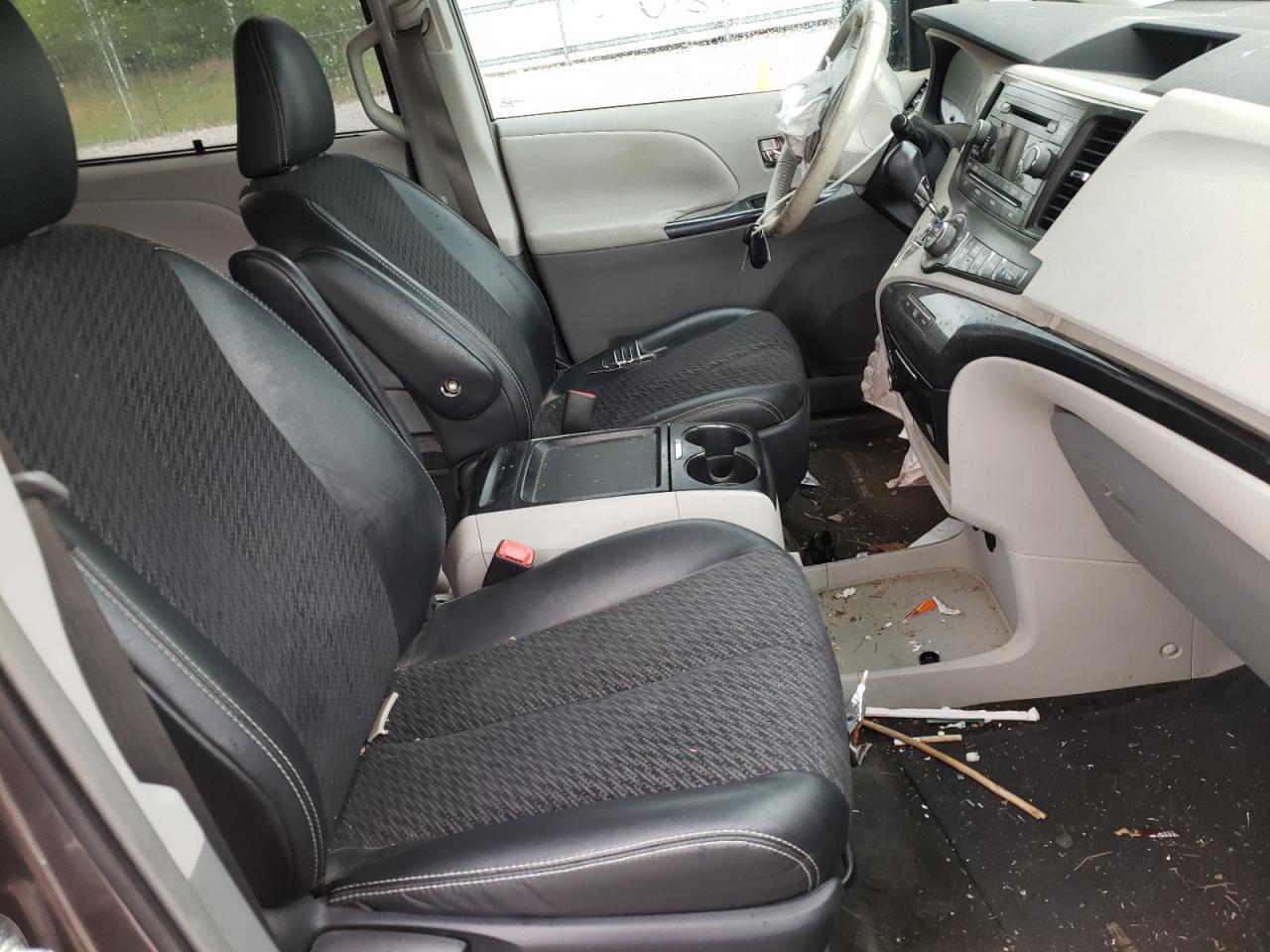 Photo 5 from auction – 2011 TOYOTA SIENNA SPO with VIN 5TDXK3DC0BS119021