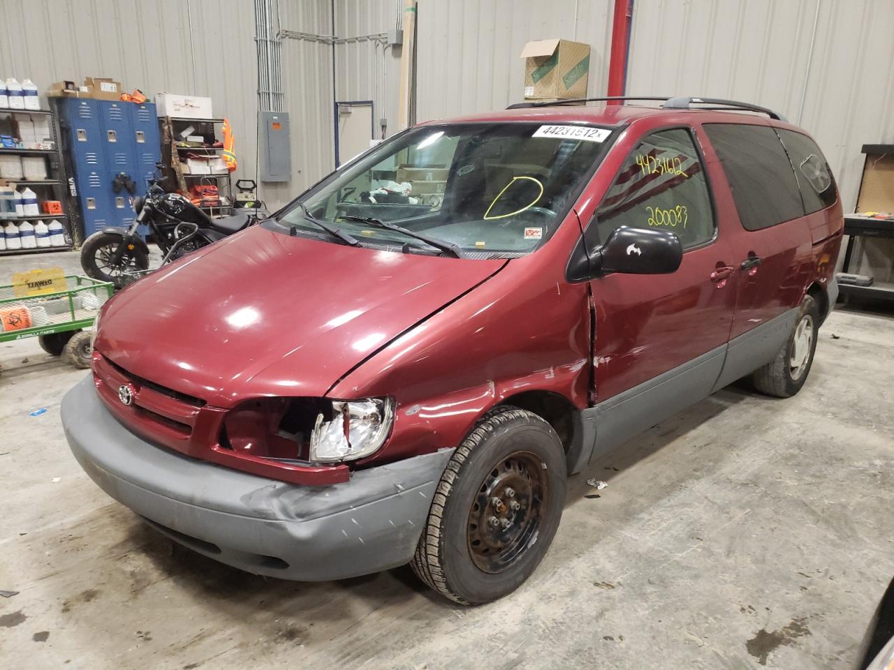 Photo 2 from auction – 1998 TOYOTA SIENNA LE with VIN 4T3ZF13C8WU083859