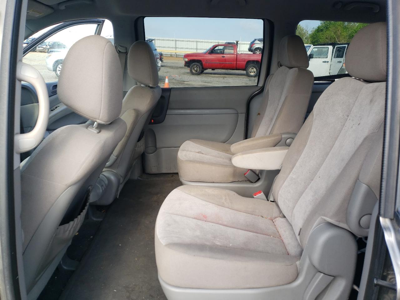 Photo 6 from auction – 2011 KIA SEDONA LX with VIN KNDMG4C74B6406618