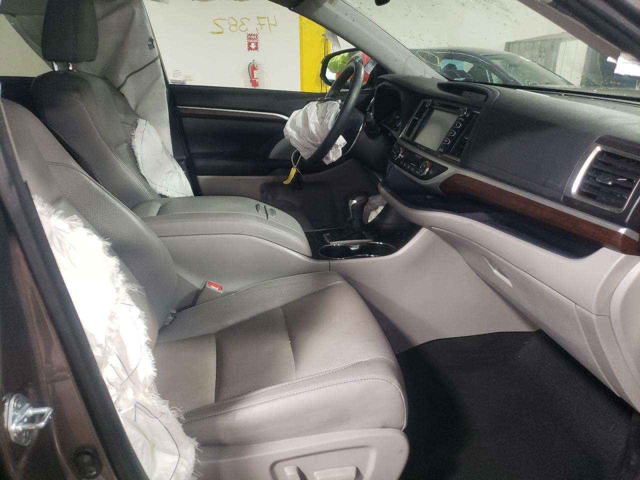 Photo 5 from auction – 2016 TOYOTA HIGHLANDER with VIN 5TDDKRFH8GS327993