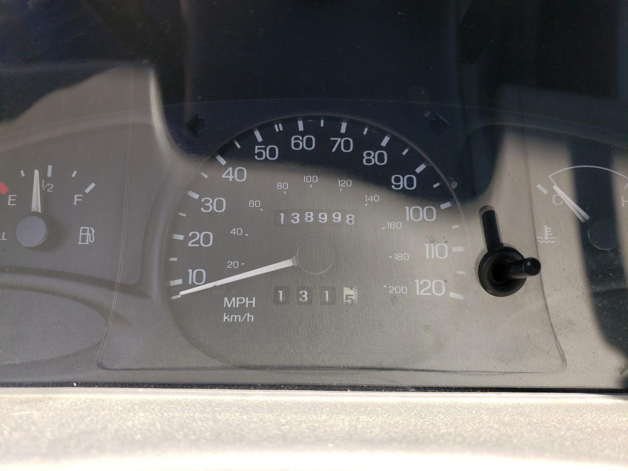 Photo 8 from auction – 2001 FORD ESCORT with VIN 3FAFP13P11R144930