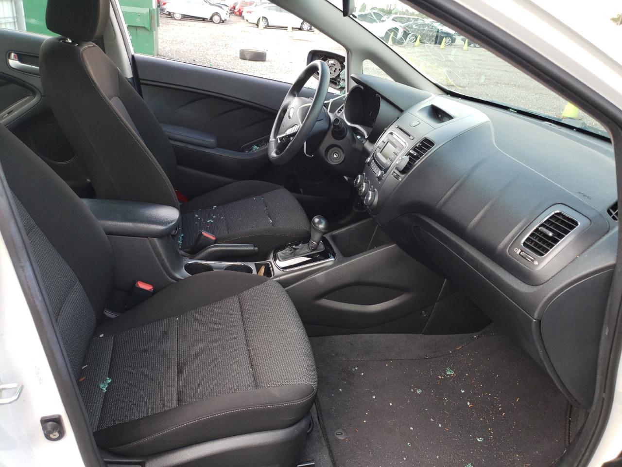 Photo 5 from auction – 2017 KIA FORTE LX with VIN 3KPFK4A70HE105812