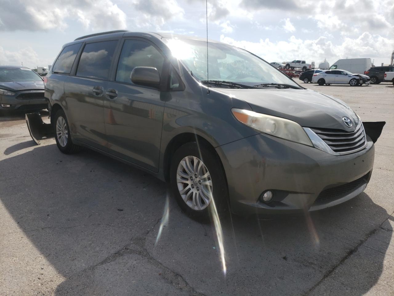 TOYOTA SIENNA XLE 2011 with VIN 5TDYK3DC3BS102718 - Photo from auction