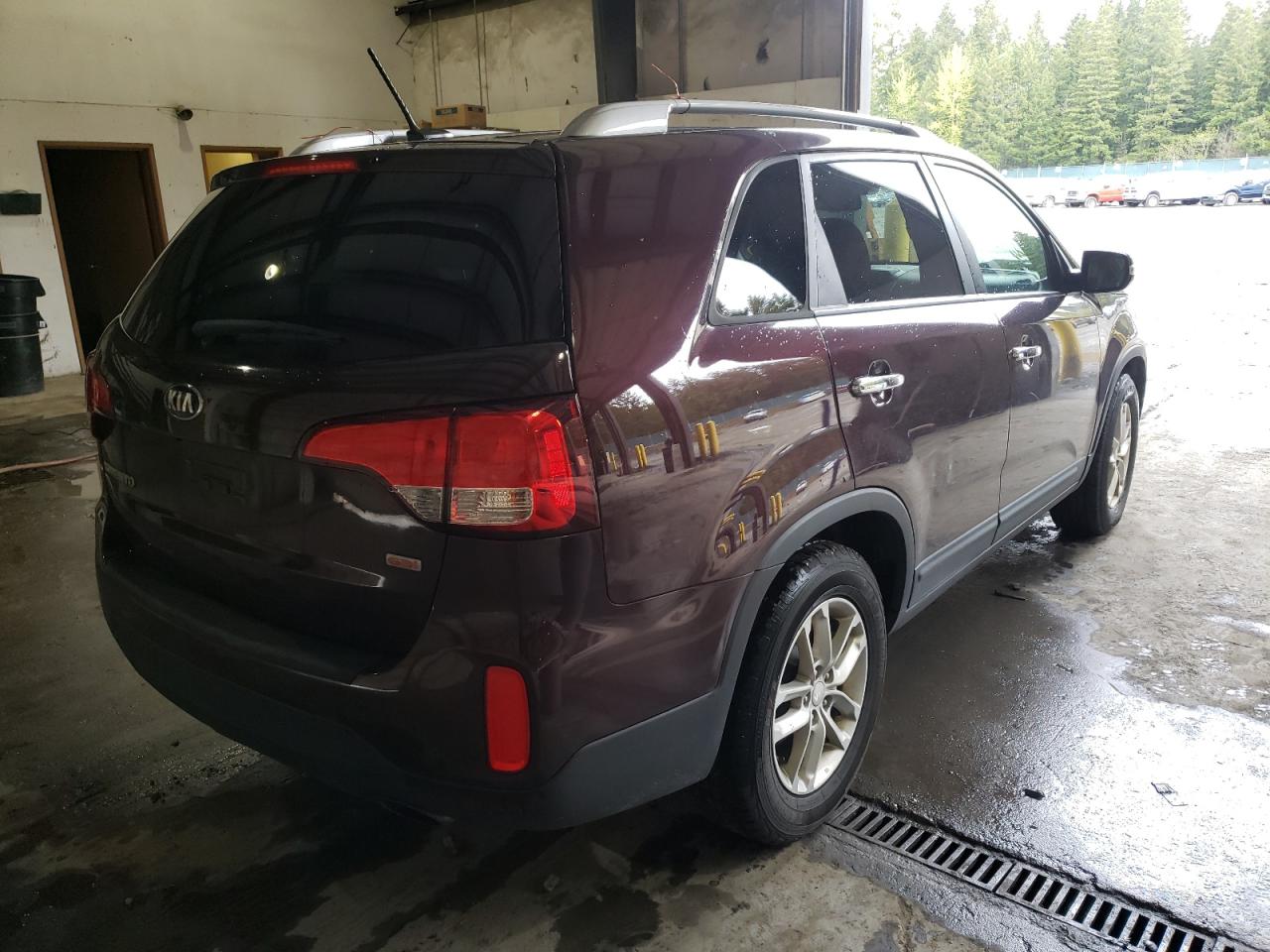 Photo 4 from auction – 2015 KIA SORENTO LX with VIN 5XYKT4A76FG560076
