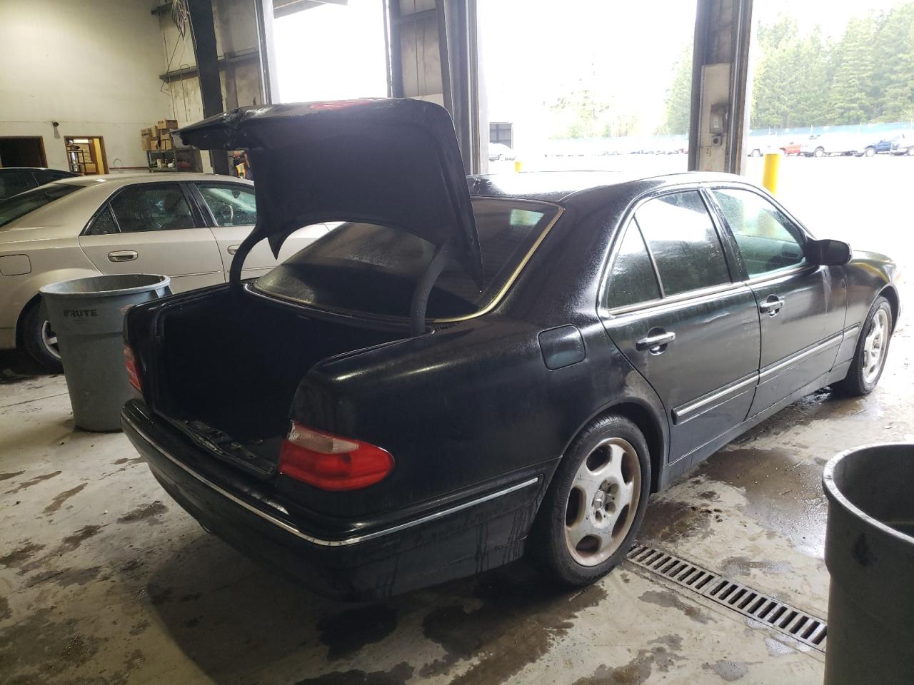 Photo 4 from auction – 2002 MERCEDES-BENZ E 320 with VIN WDBJF65J32B424172