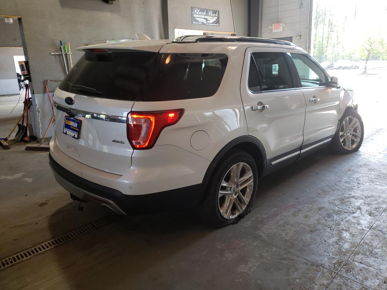 Photo 4 from auction – 2016 FORD EXPLORER L with VIN 1FM5K8F85GGB57175
