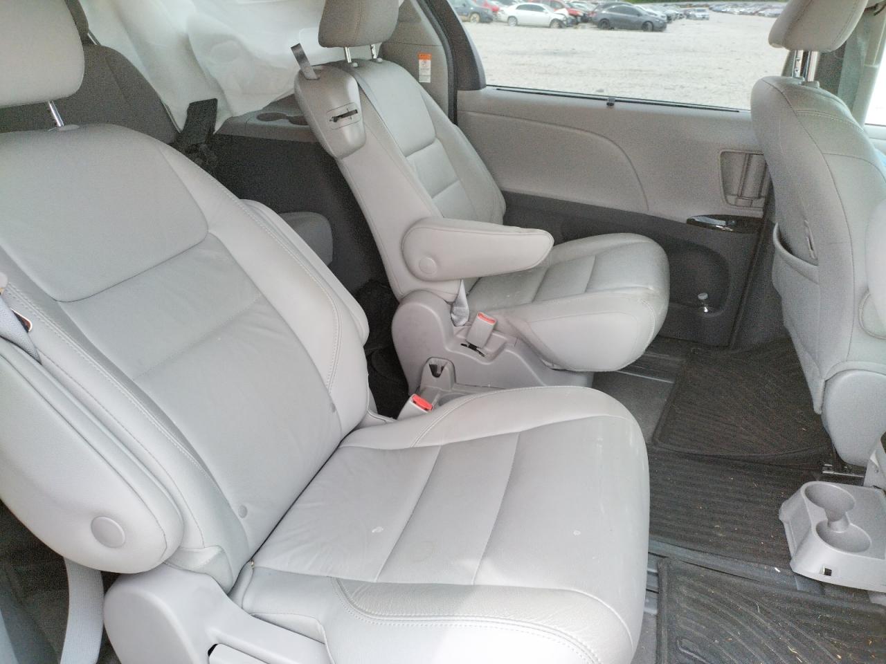 Photo 6 from auction – 2018 TOYOTA SIENNA XLE with VIN 5TDYZ3DC4JS915883