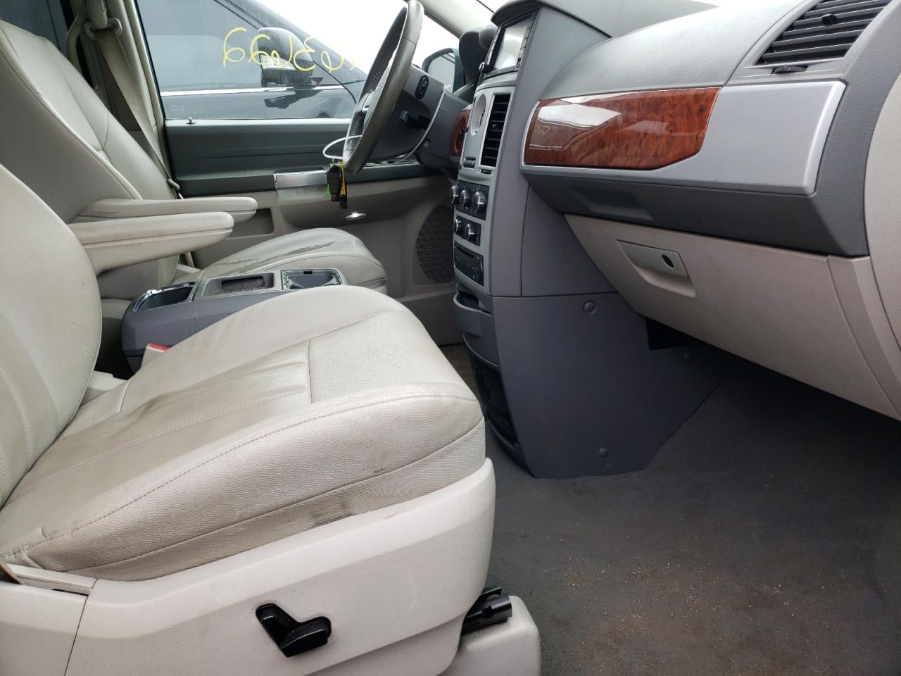 Photo 5 from auction – 2008 CHRYSLER TOWN & COU with VIN 2A8HR54P68R731538