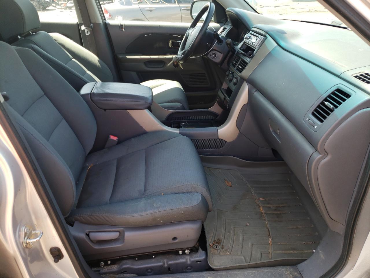 Photo 5 from auction – 2006 HONDA PILOT LX with VIN 5FNYF18166B007839
