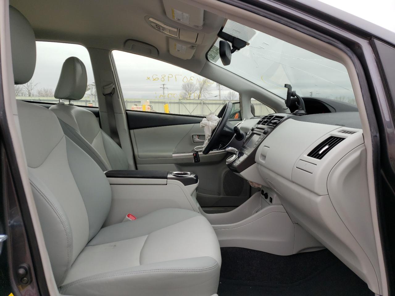 Photo 5 from auction – 2014 TOYOTA PRIUS V with VIN JTDZN3EU4E3324533