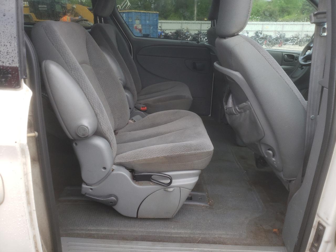 Photo 6 from auction – 2004 CHRYSLER TOWN & COU with VIN 2C4GP44RX4R608243