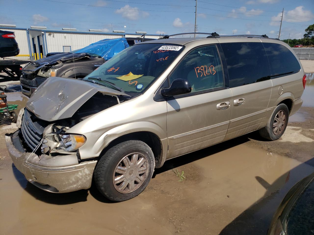 Photo 2 from auction – 2005 CHRYSLER TOWN & COU with VIN 2C8GP64L75R378202