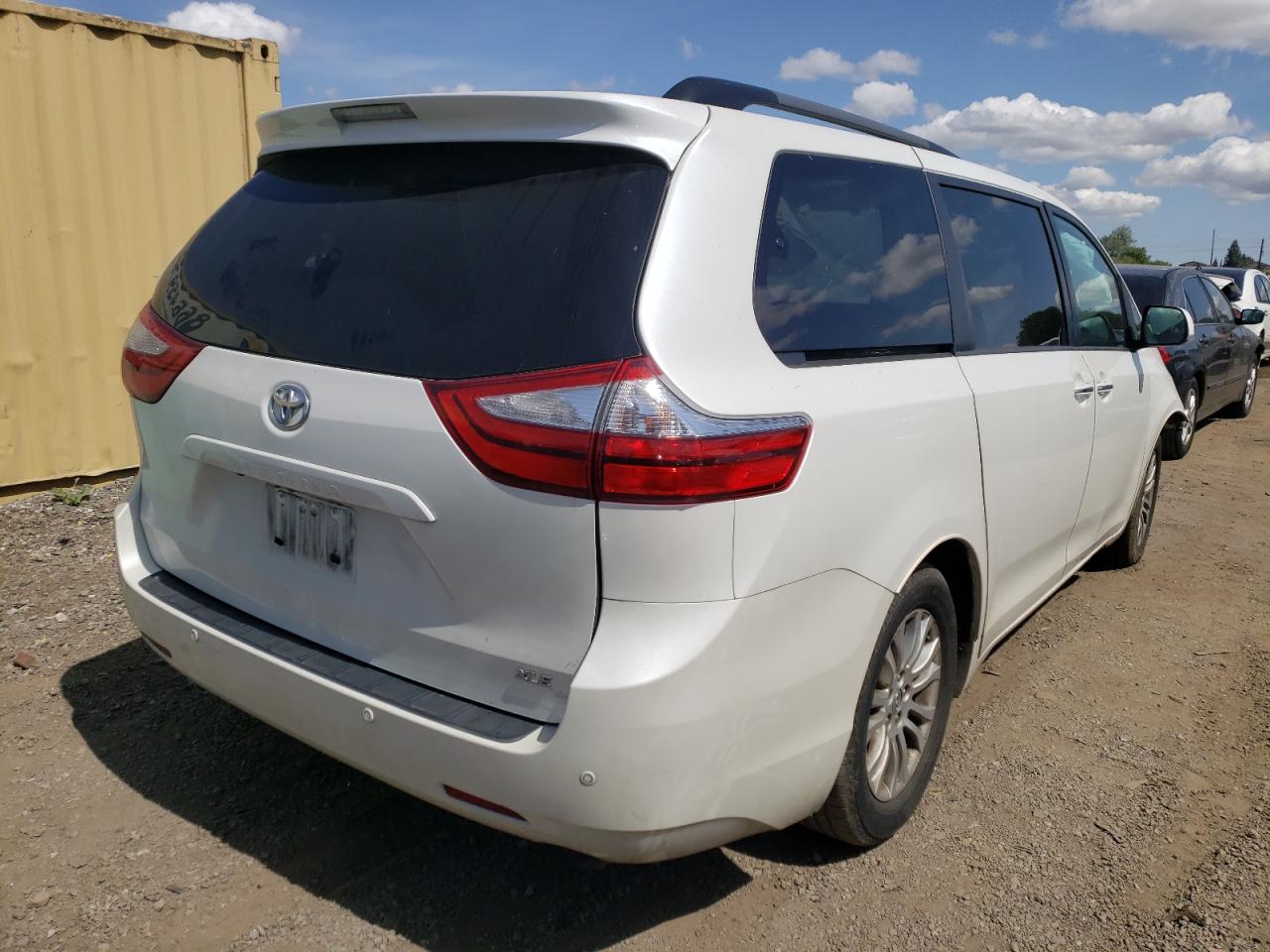 Photo 4 from auction – 2015 TOYOTA SIENNA XLE with VIN 5TDYK3DC7FS675594