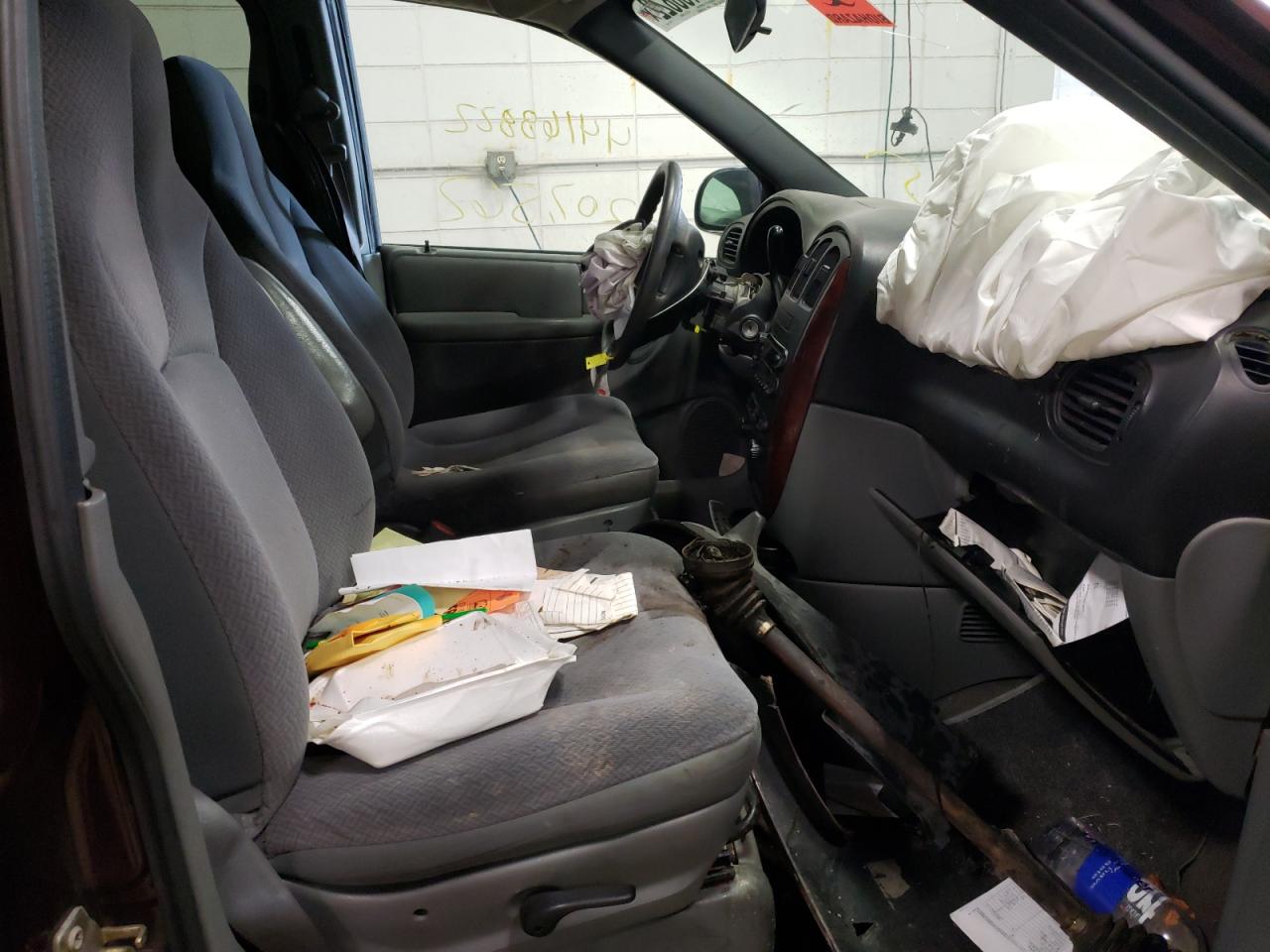 Photo 5 from auction – 2004 CHRYSLER TOWN & COU with VIN 1C4GP45R04B567053