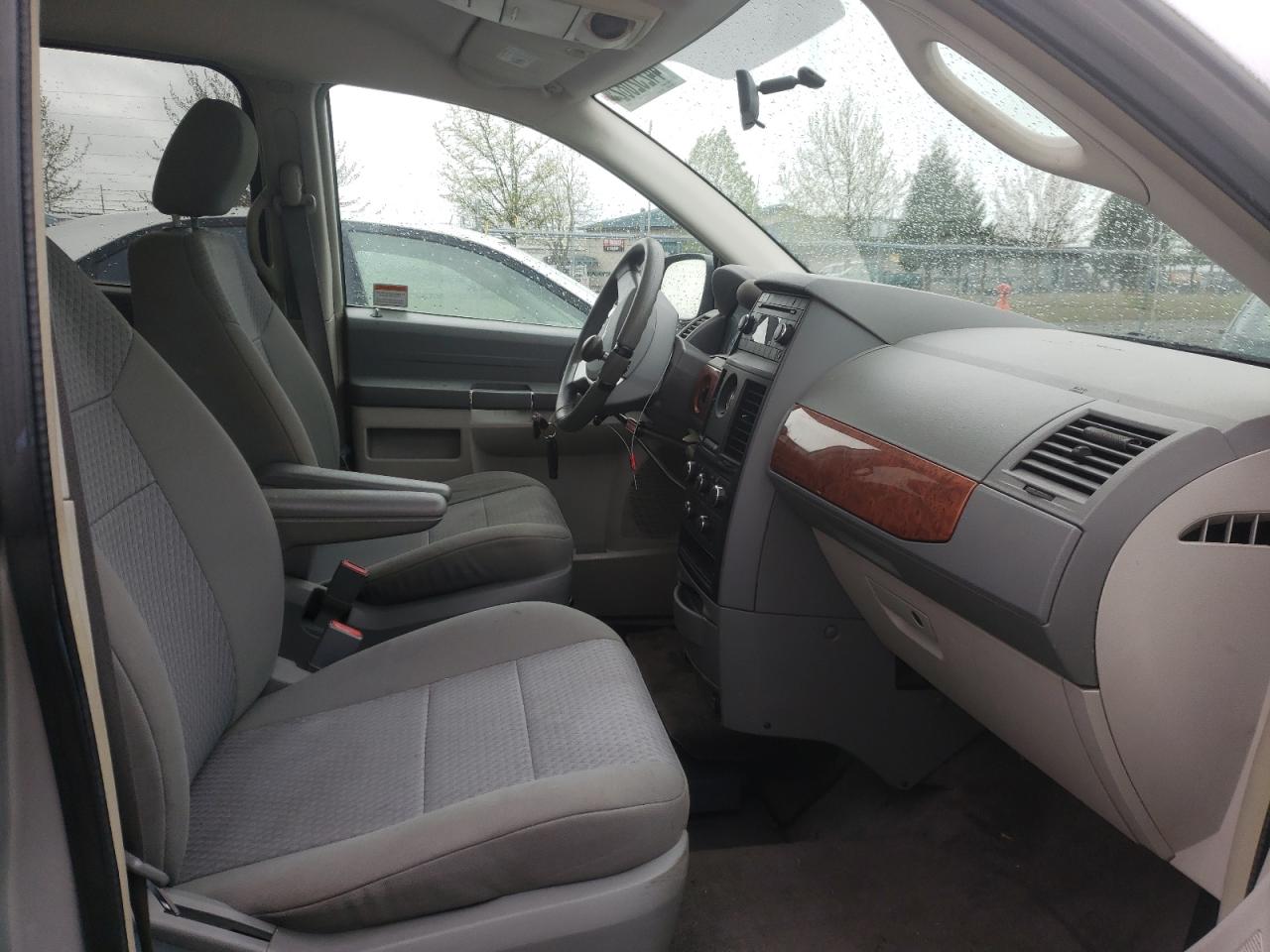 Photo 5 from auction – 2008 CHRYSLER TOWN & COU with VIN 2A8HR44H48R672542