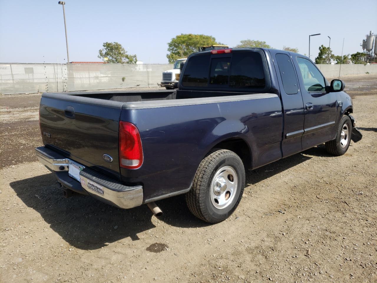 Photo 4 from auction – 2000 FORD F150 with VIN 1FTRX17W5YNC29565