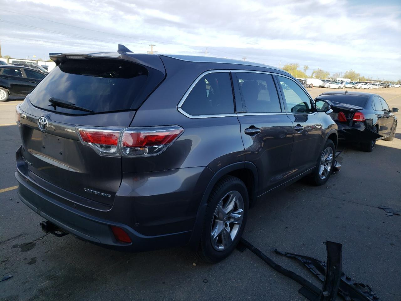 Photo 4 from auction – 2015 TOYOTA HIGHLANDER with VIN 5TDDKRFHXFS157375