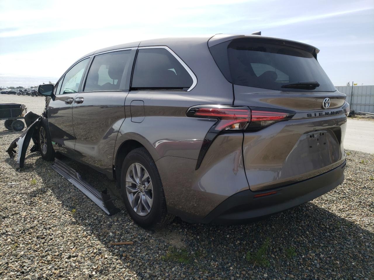 Photo 3 from auction – 2021 TOYOTA SIENNA LE with VIN 5TDKRKEC0MS034763
