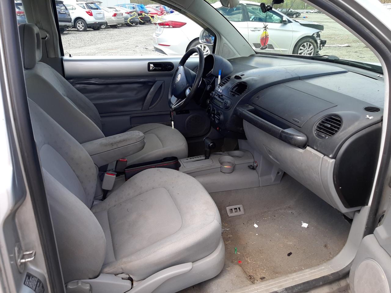 Photo 5 from auction – 2000 VOLKSWAGEN NEW BEETLE with VIN 3VWCC21C9YM404574