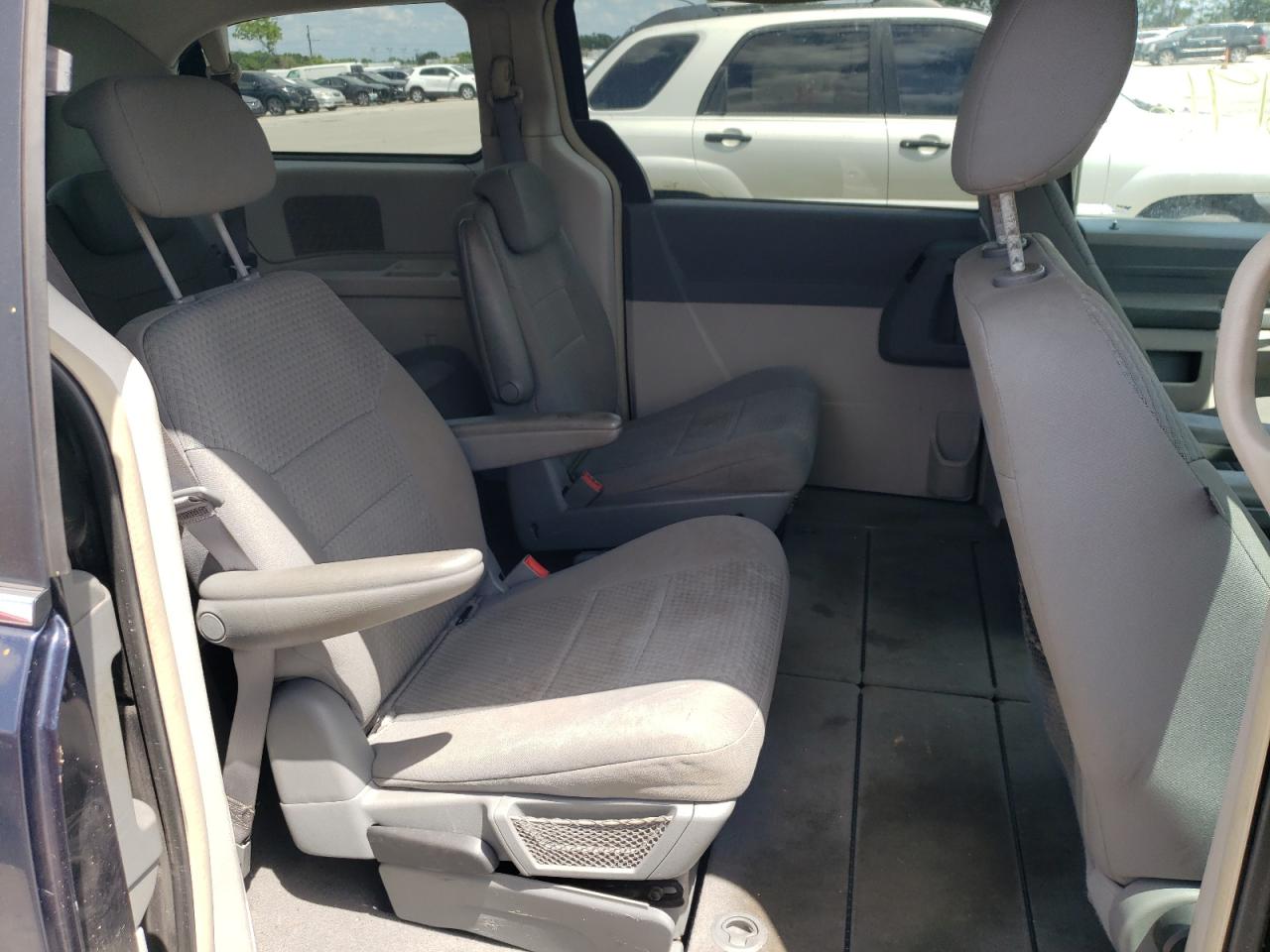 Photo 6 from auction – 2009 CHRYSLER TOWN & COU with VIN 2A8HR44E29R613531