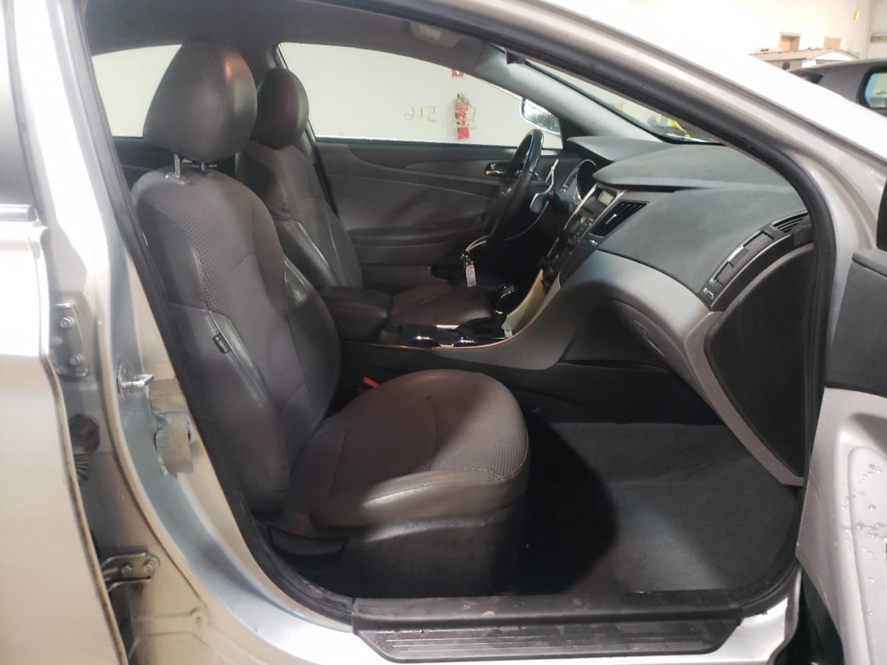 Photo 5 from auction – 2011 HYUNDAI SONATA SE with VIN 5NPEC4AC6BH252757