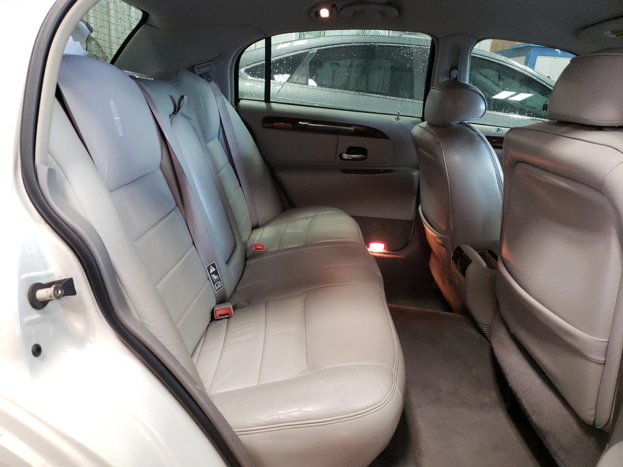 Photo 6 from auction – 2001 LINCOLN TOWN CAR E with VIN 1LNHM81W01Y692302