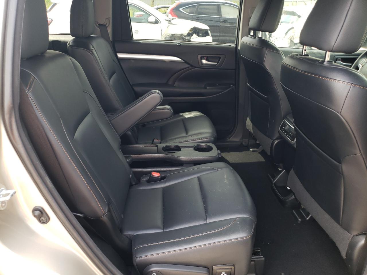 Photo 6 from auction – 2016 TOYOTA HIGHLANDER with VIN 5TDKKRFH5GS142145