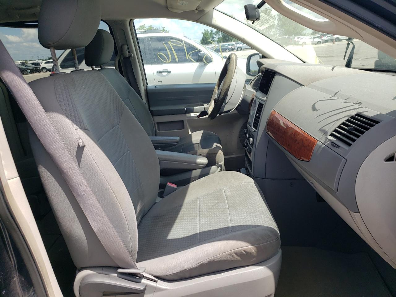 Photo 5 from auction – 2009 CHRYSLER TOWN & COU with VIN 2A8HR44E29R613531