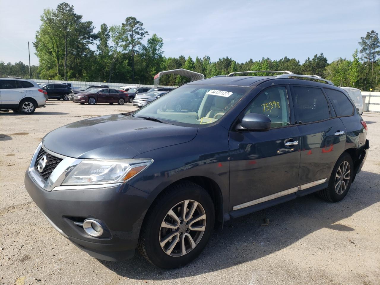 Photo 2 from auction – 2015 NISSAN PATHFINDER with VIN 5N1AR2MN2FC661981