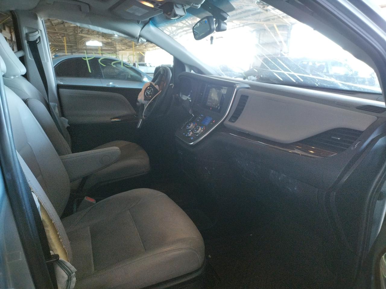Photo 5 from auction – 2015 TOYOTA SIENNA XLE with VIN 5TDYK3DC6FS528781