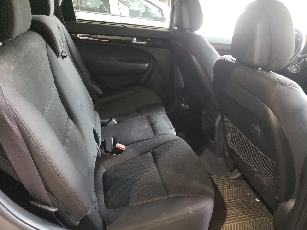 Photo 6 from auction – 2015 KIA SORENTO LX with VIN 5XYKTDA65FG649631