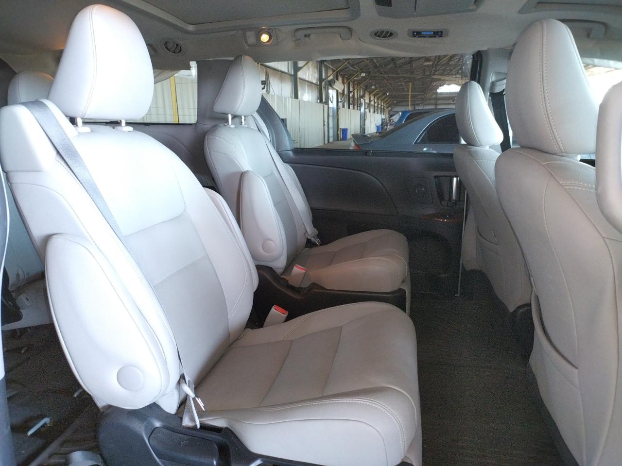Photo 6 from auction – 2015 TOYOTA SIENNA XLE with VIN 5TDYK3DC6FS528781