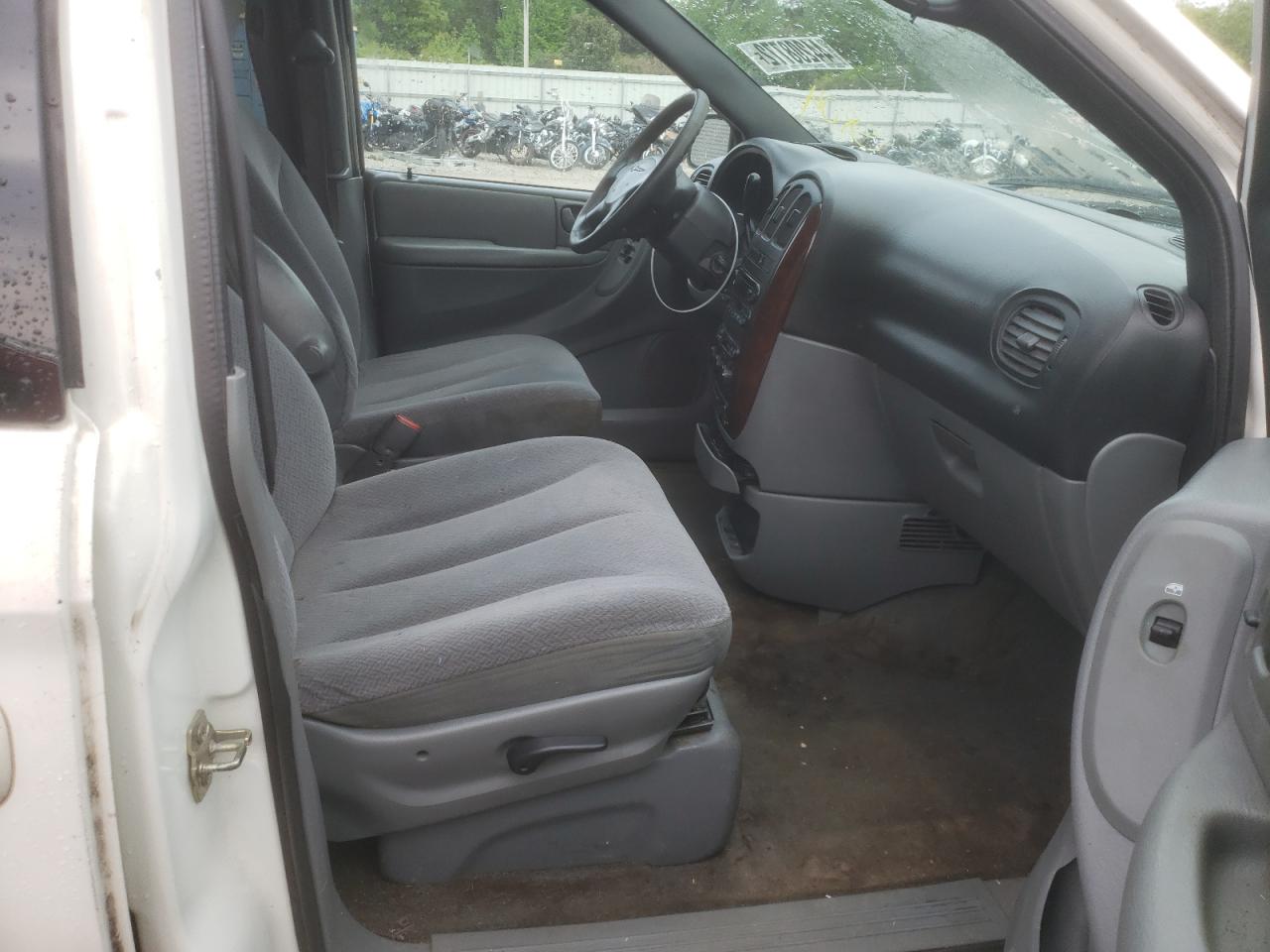 Photo 5 from auction – 2004 CHRYSLER TOWN & COU with VIN 2C4GP44RX4R608243