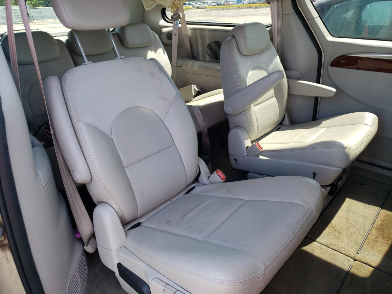 Photo 6 from auction – 2005 CHRYSLER TOWN & COU with VIN 2C8GP64L75R378202