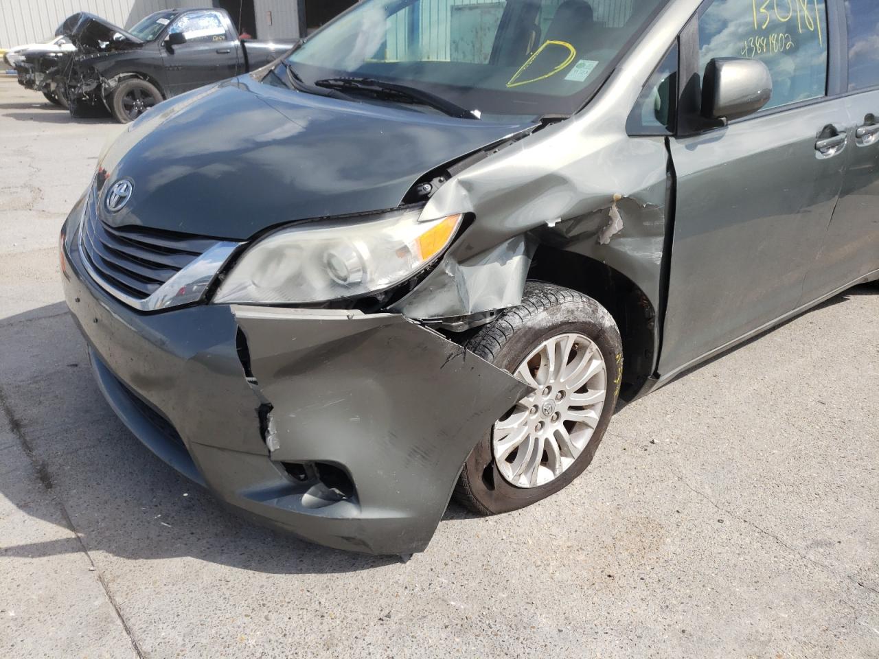 Photo 9 from auction – 2011 TOYOTA SIENNA XLE with VIN 5TDYK3DC3BS102718
