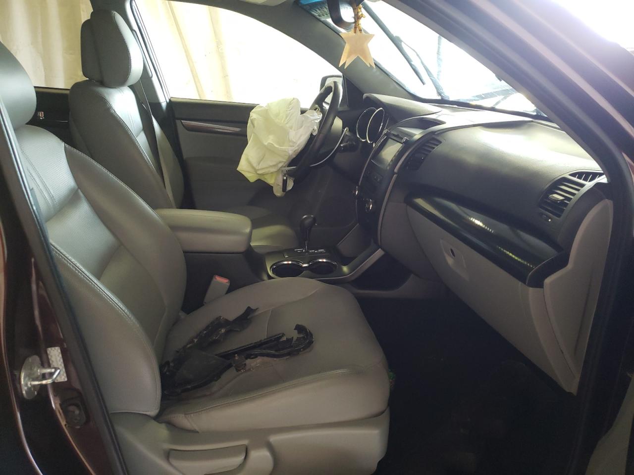 Photo 5 from auction – 2011 KIA SORENTO SX with VIN 5XYKWDA24BG100243