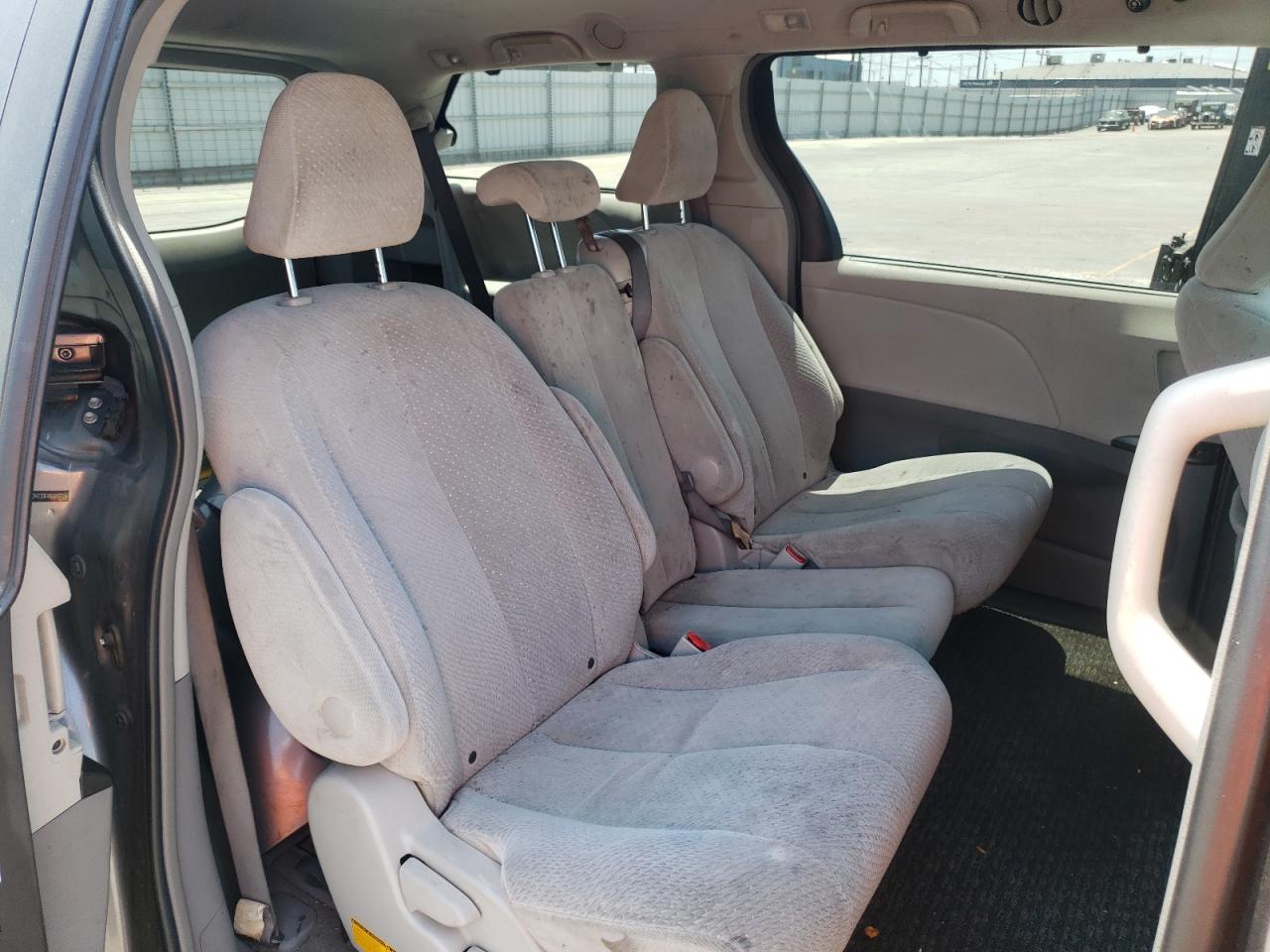 Photo 6 from auction – 2011 TOYOTA SIENNA LE with VIN 5TDKK3DC4BS012158