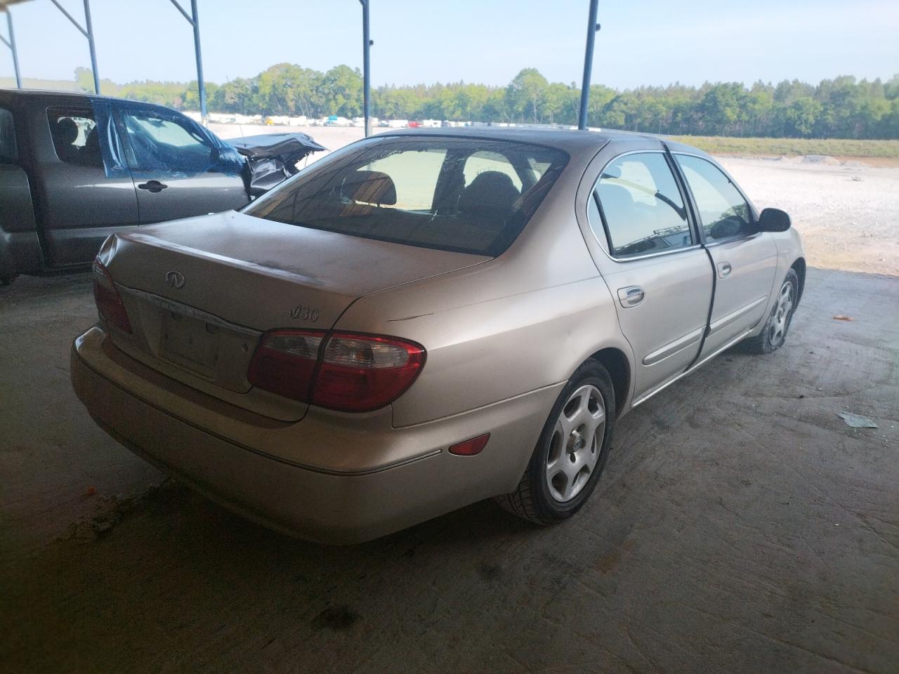 Photo 4 from auction – 2000 INFINITI I30 with VIN JNKCA31A9YT123811