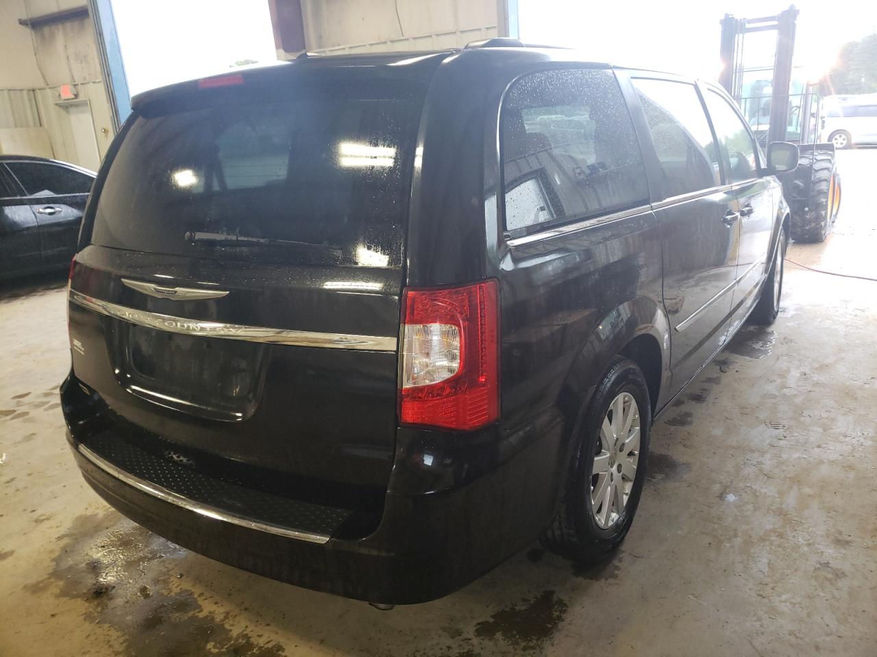 Photo 4 from auction – 2016 CHRYSLER TOWN & COU with VIN 2C4RC1BG2GR293317