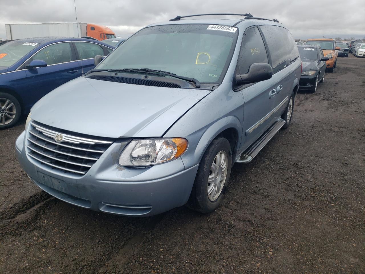 Photo 2 from auction – 2005 CHRYSLER TOWN AND C with VIN 2C4GP54LX5R147144