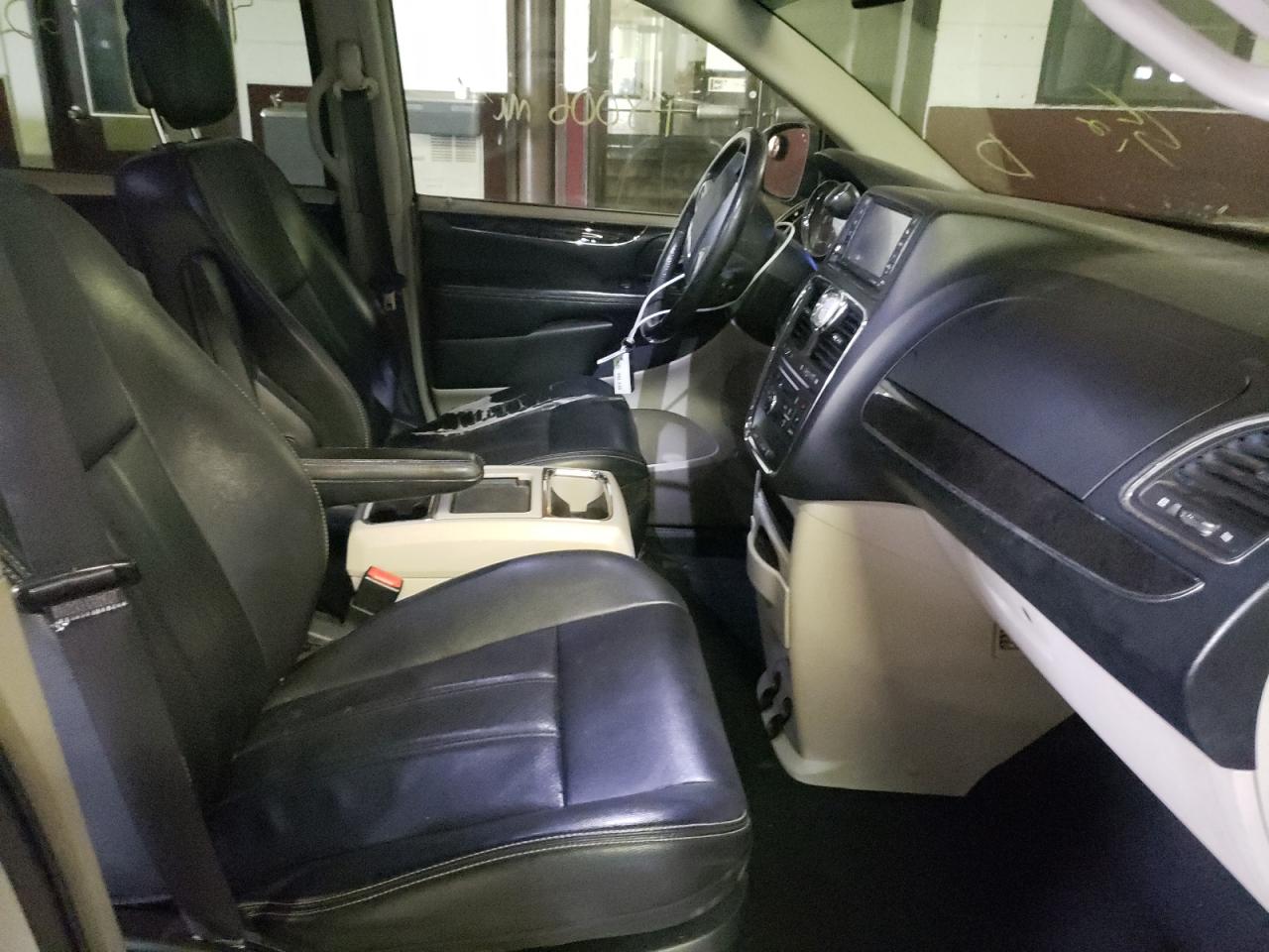 Photo 5 from auction – 2012 CHRYSLER TOWN & COU with VIN 2C4RC1BG5CR362771