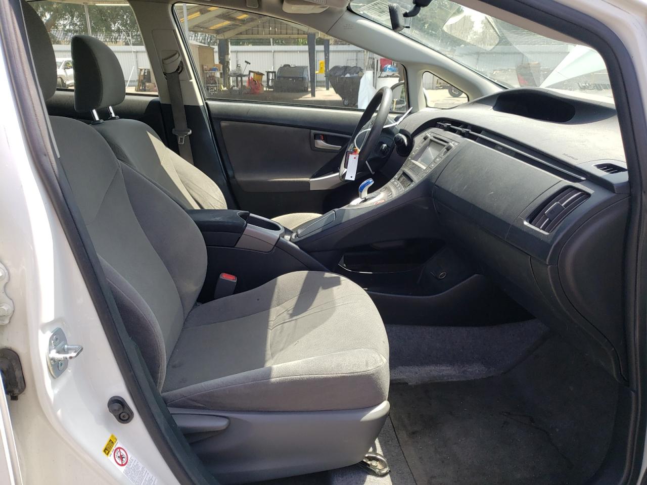Photo 5 from auction – 2014 TOYOTA PRIUS with VIN JTDKN3DU4E1771099
