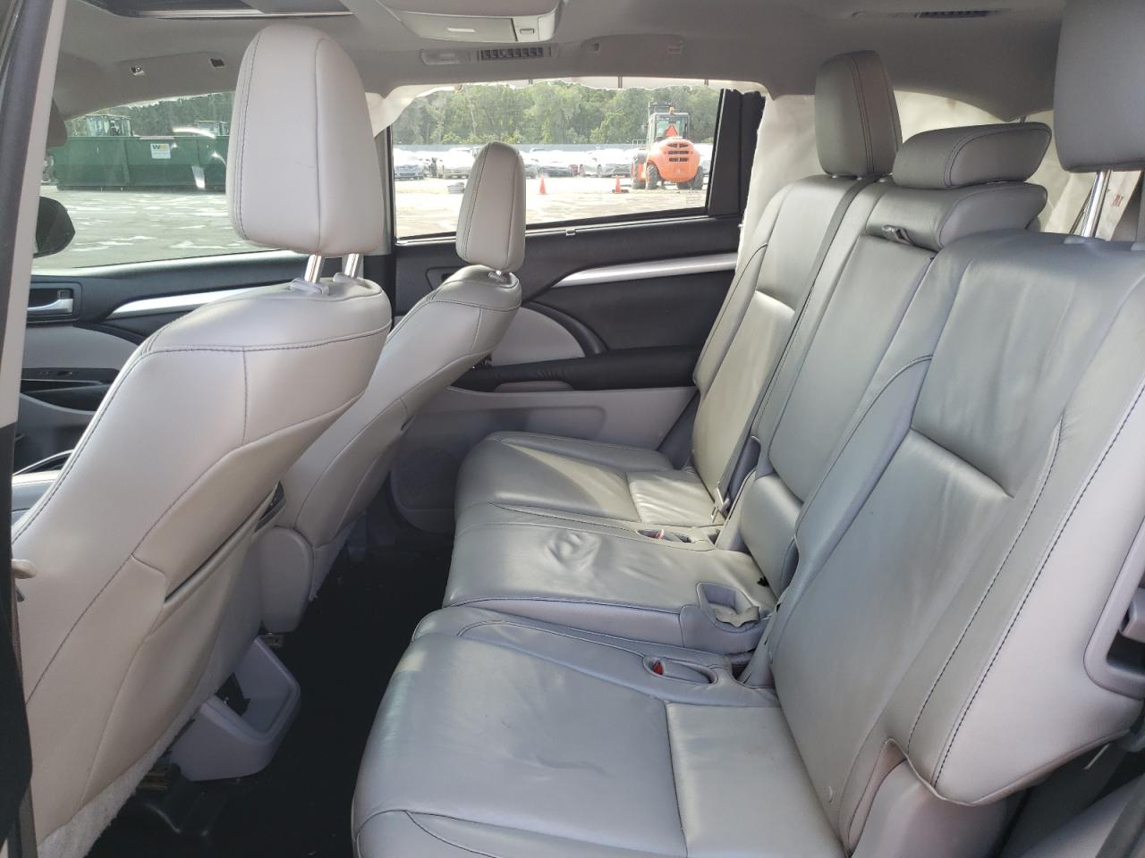 Photo 6 from auction – 2015 TOYOTA HIGHLANDER with VIN 5TDKKRFH5FS057885
