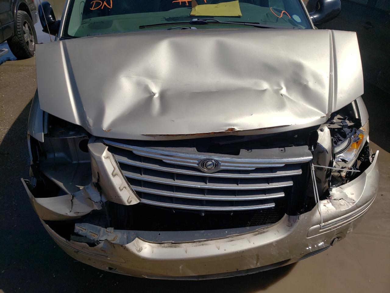 Photo 7 from auction – 2005 CHRYSLER TOWN & COU with VIN 2C8GP64L75R378202