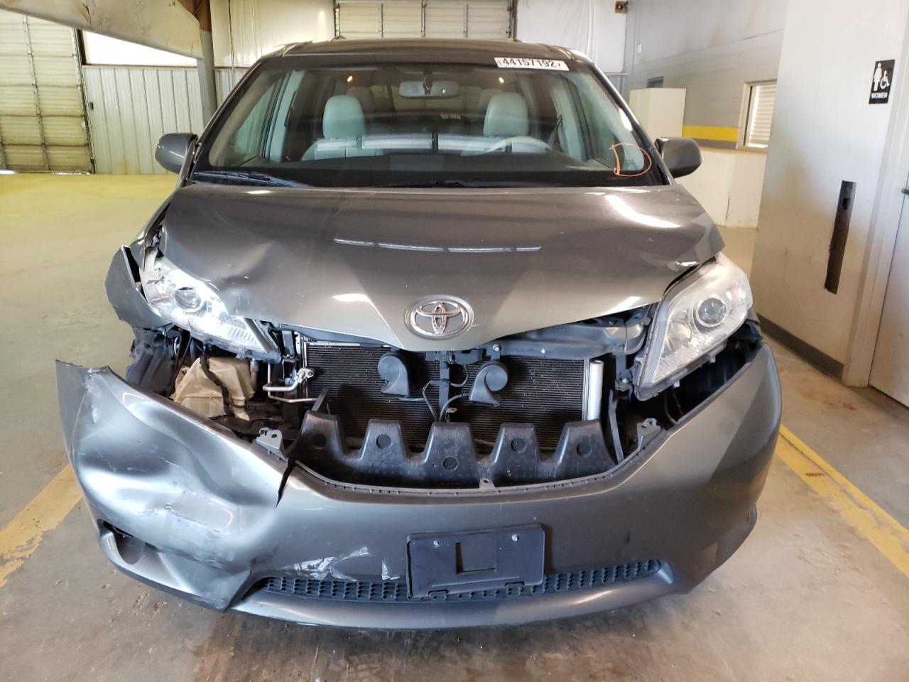 Photo 9 from auction – 2013 TOYOTA SIENNA XLE with VIN 5TDYK3DC2DS302606