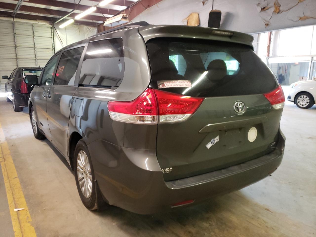 Photo 3 from auction – 2013 TOYOTA SIENNA XLE with VIN 5TDYK3DC2DS302606