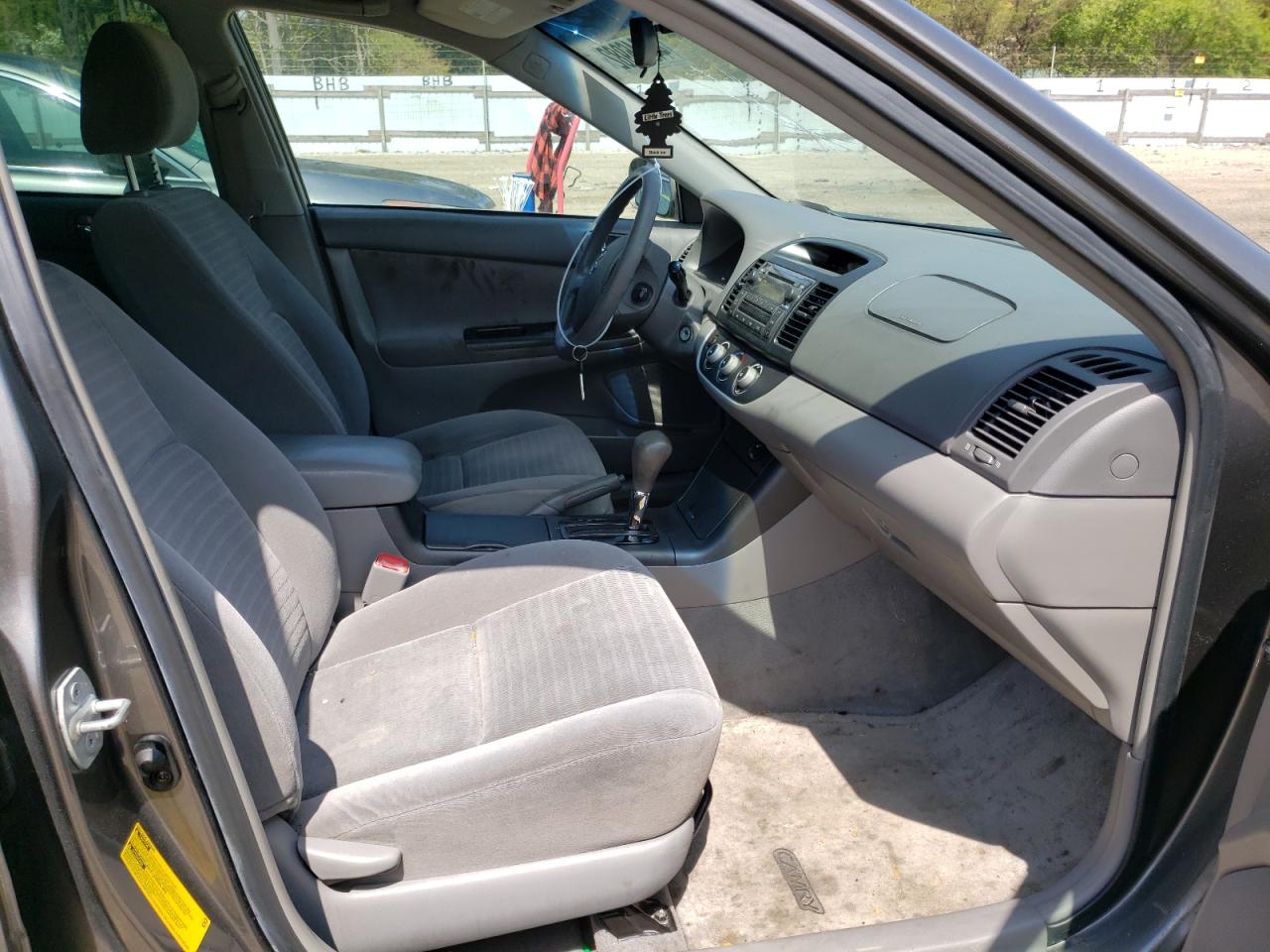 Photo 5 from auction – 2005 TOYOTA CAMRY LE with VIN 4T1BE30K95U978196