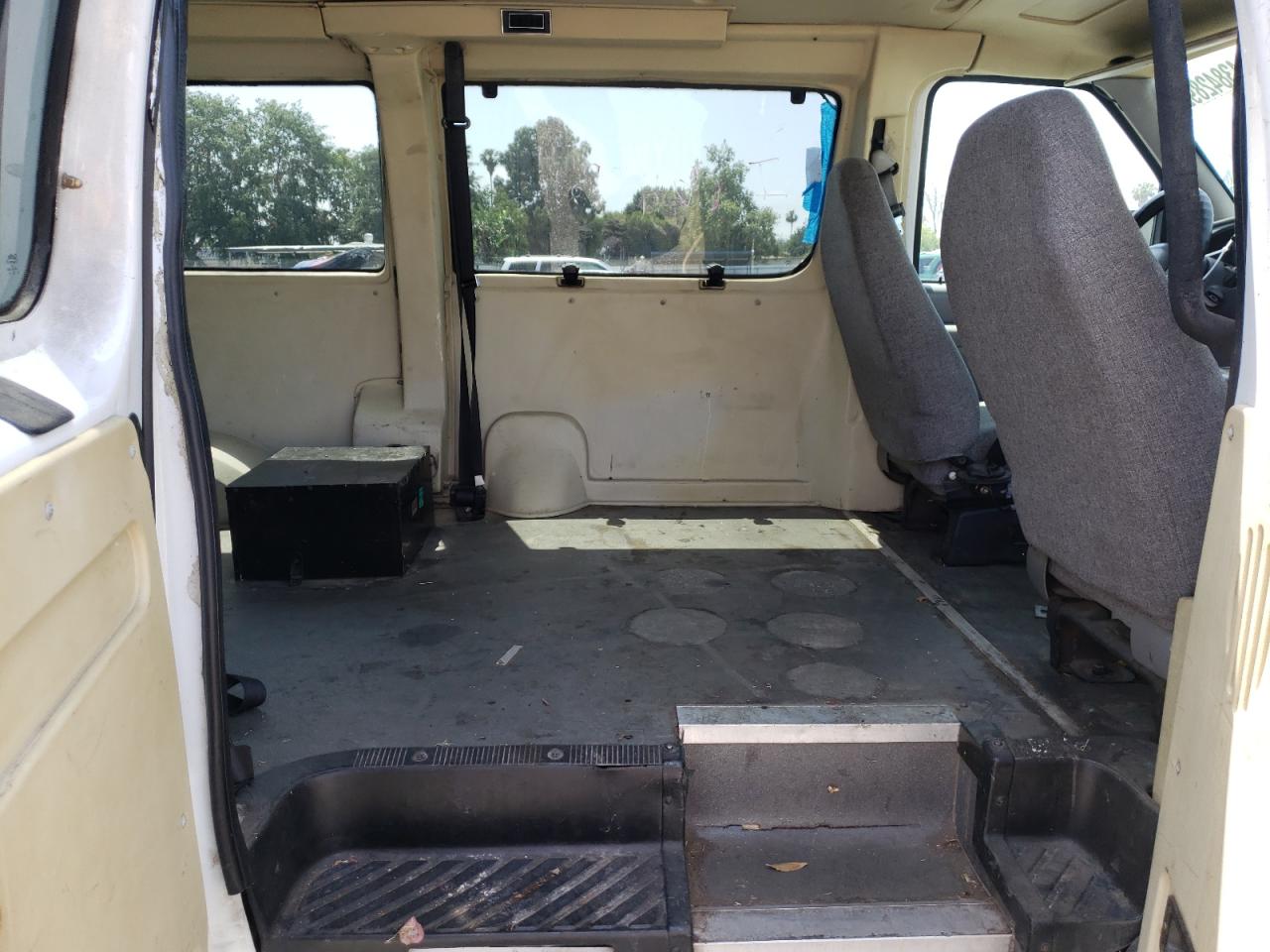 Photo 6 from auction – 2003 FORD ECONOLINE with VIN 1FDNS24L83HA60156